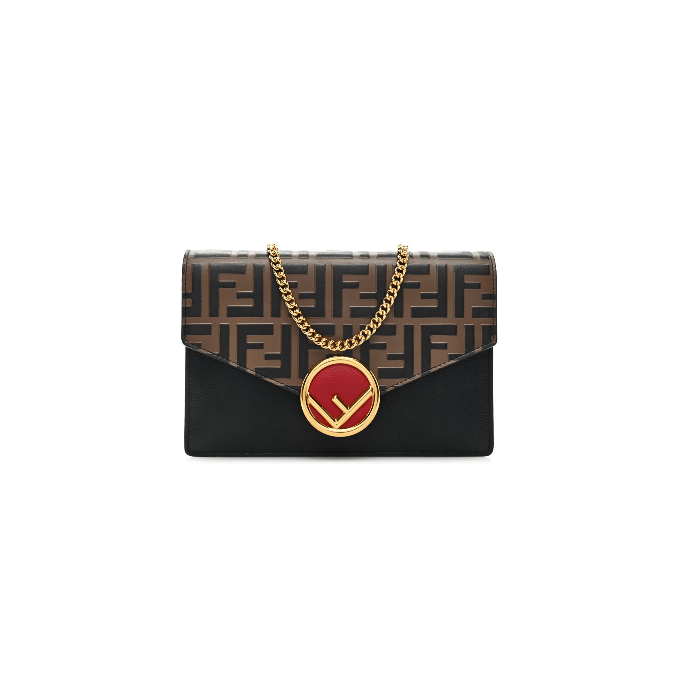 FENDI VITELLO CRUISE F IS FENDI BI-COLOR FF 1974 EMBOSSED MEDIUM ENVELOPE WALLET ON CHAIN BLACK MAYA (20*13*4cm) FENDI VITELLO CRUISE F IS FENDI BI-COLOR FF 1974 EMBOSSED MEDIUM ENVELOPE WALLET ON CHAIN BLACK MAYA (20*13*4cm)